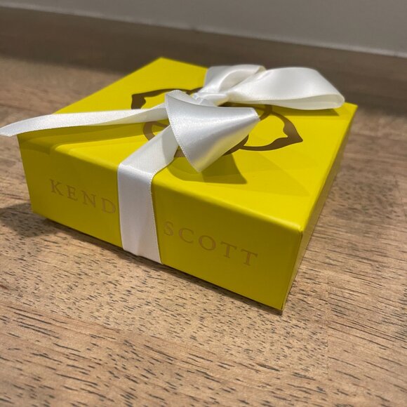 Kendra Scott Cheer Gold Short Pendant Necklace - Picture 6 of 8